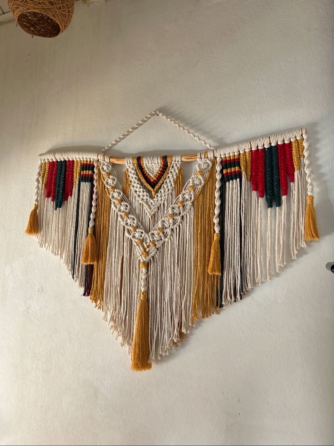 Pieza folk con tonos múltiples y borlas